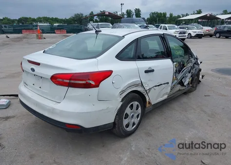 2017 Ford Focus S z USA, uszkodzony, nr VIN 1FADP3E20HL302784